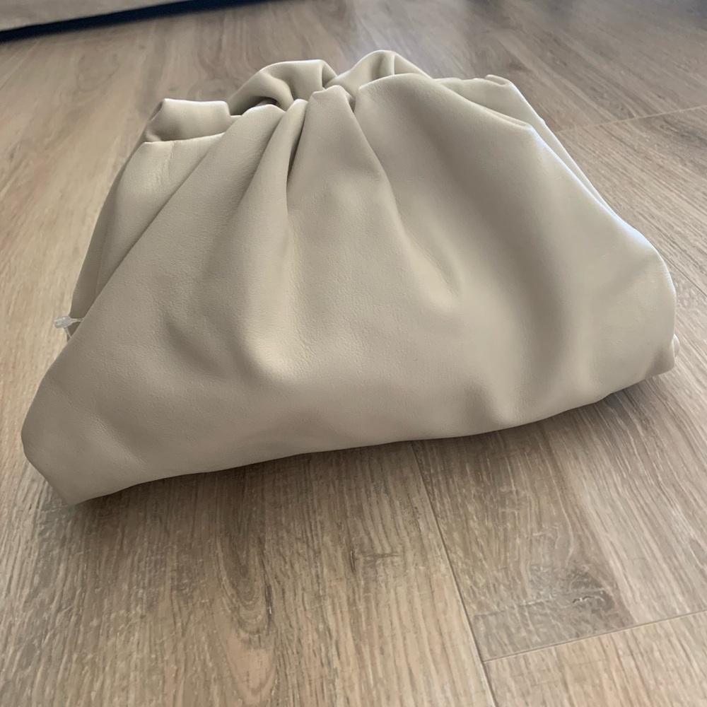 Bottega Veneta The Pouch Leather Clutch - Picture 7 of 16